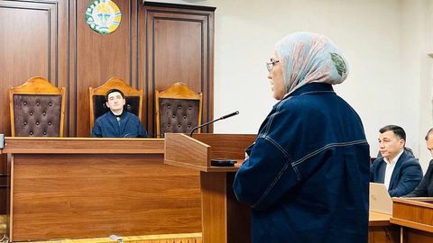 “Ўғлим Дубайдан тобутда келишини айтди”. Судда Реал Санжик юқори лавозимли танишлари билан жабрланувчини қўрқитгани иддао қилинди