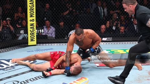 UFC’да сенсация: Жароҳатланган Улберг Прохазкани нокаутга учратиб, чемпионга айланди (видео)