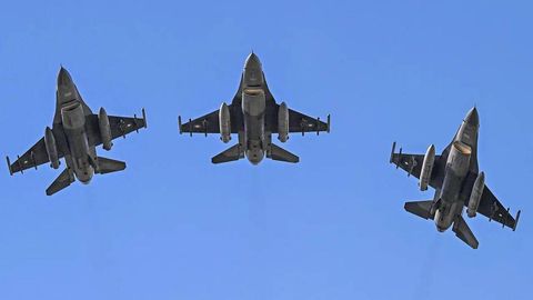 Покистон Саудия Арабистонига қирувчи самолётлар жўнатди