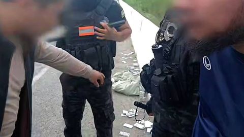 Фарғонада ДХХ ходимларидан қочмоқчи бўлган кучли таъсир қилувчи дори сотувчилар ушланди