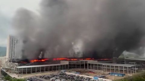 Хитойнинг BYD автомобиллари парковкасида йирик ёнғин чиқди (видео)