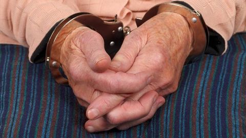 Janubiy Koreyada 90 yoshli ayol o‘g‘liga pul yuvishda yordam bergani uchun qamaldi