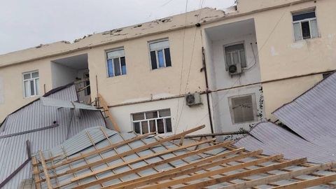Қорақалпоғистон ва Хоразмда кучли шамол уйлар томини учириб юборди (фото)