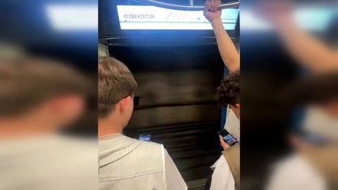Toshkentda metro poyezdi vagoni eshigi ochiq holda harakatlandi