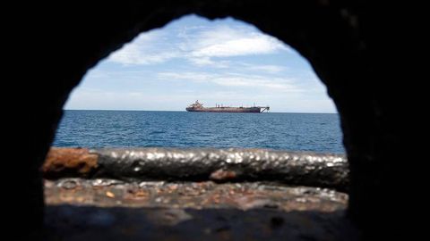 Эрон супертанкери Ҳормуз блокадасидан ўтди