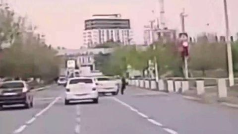 Чирчиқда она-болани уриб кетишига оз қолган ҳайдовчи 2 йилга “права”дан маҳрум этилди