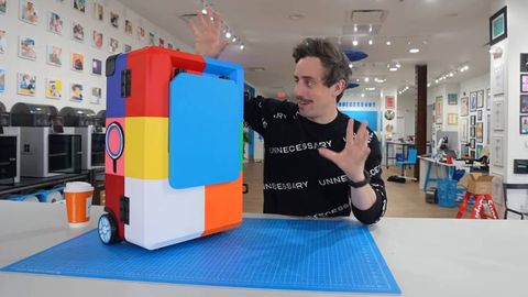 Ғаройиб буюмлар ихтирочиси Lego услубида чамадон яратди