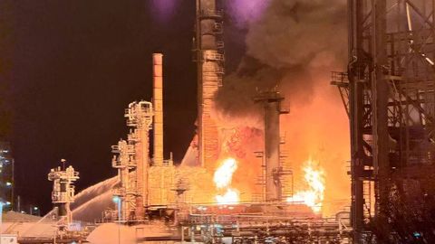 13 соат ёнди: Австралиядаги нефтни қайта ишлаш заводида йирик ёнғин юз берди (видео)