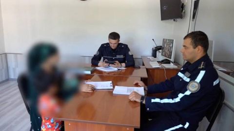 Тошкент метросида йўловчилар оёғига ёпишиб тиланчилик қилган қизнинг онаси жаримага тортилди