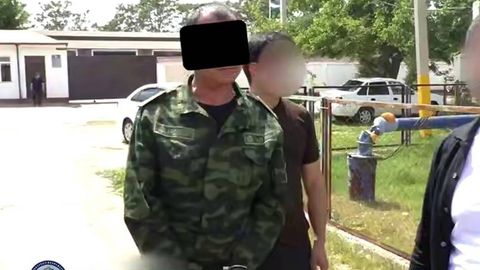 Жиззахда ФВБ мансабдори пора билан ушланди (видео)