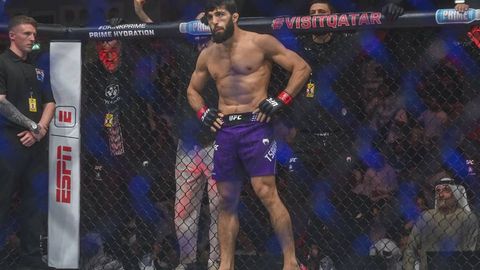 Rossiyalik UFC jangchisi kutilmagan sabab tufayli samolyotdan tushirib yuborildi (foto)