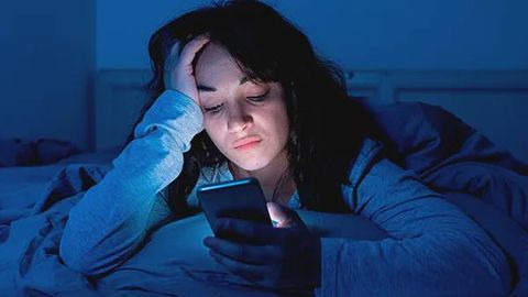 Ekranlardan taraladigan ko‘k nur uyquga deyarli ta’sir qilmaydi — tadqiqot