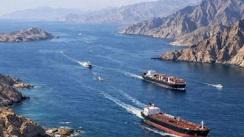 Эрон ҳарбийлари Ҳормуздан ўтаётган танкерга ўт очди