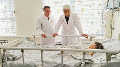 Фарғоналик 2 ёшли қизалоқнинг қорнидан 135 та магнит шарча чиқариб олинди