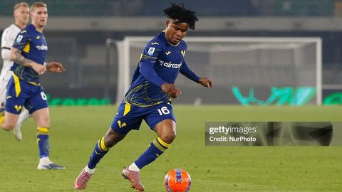 “Верона” футболчиси расмга тушишни таклиф қилган мухлис билан муштлашиб кетди (видео)