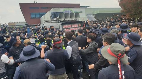 Janubiy Koreyada yuk mashinasi namoyishchilarni urib ketdi: qurbon va jarohatlanganlar bor