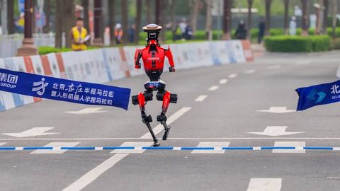 Хитойда одамсимон робот ярим марафонда ғолиб бўлиб, инсон ўрнатган жаҳон рекордини янгилади 