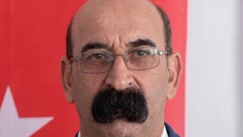 Туркиялик сиёсатчи ноодатий мўйлови сабаб ижтимоий тармоқларда машҳур бўлди