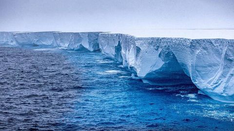 Дунёдаги энг йирик айсберг бутунлай парчаланиб кетди (фото)