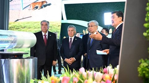 Шавкат Мирзиёев Остонада Минтақавий экологик саммит кўргазмаси билан танишди