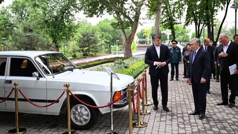 Фото: Шавкат Мирзиёев туман ҳокими бўлганида ҳаракатланган “Волга”