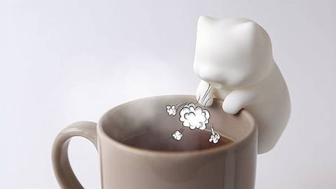 Японияда иссиқ ичимликни &ldquo;пуфлаб берувчи&rdquo; мушукча шаклидаги мини қурилма яратилди (фото)