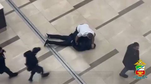 Rossiyadagi aeroportda o&lsquo;zbekistonlik erkak pichoq bilan odamlarga hujum qildi (video)