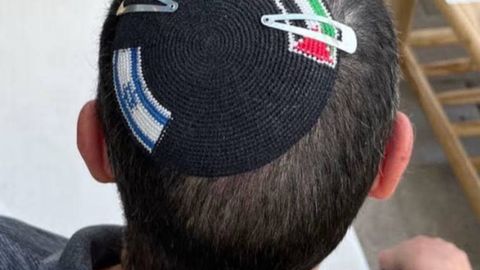 Исроил ва Фаластин байроғи туширилган бош кийим кийган эркак ҳибсга олинди