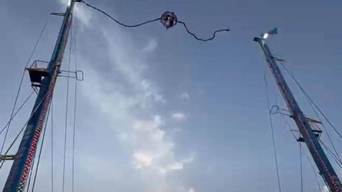 Испанияда одамлар учаётган аттракцион узилиб кетди (видео)