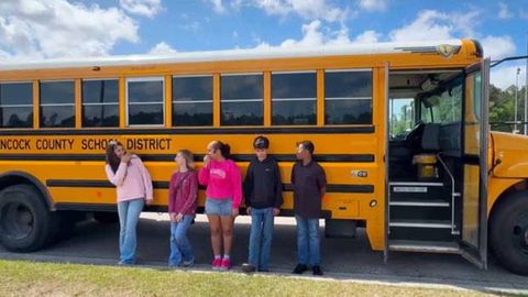 АҚШда ўқувчилар ҳайдовчиси ҳушидан кетган автобусни тўхтатиб, мудҳиш ҳалокатнинг олдини олди