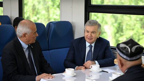 Prezident poyezdda Qo‘qondan Marg‘ilonga bordi