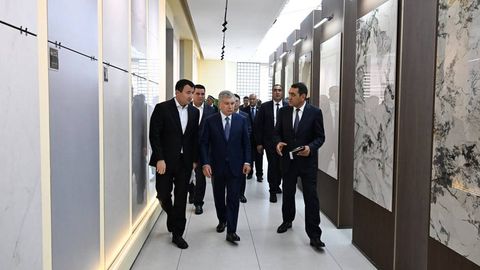 Президент Қувасойда керамогранит плиталар ишлаб чиқариладиган корхонада бўлди