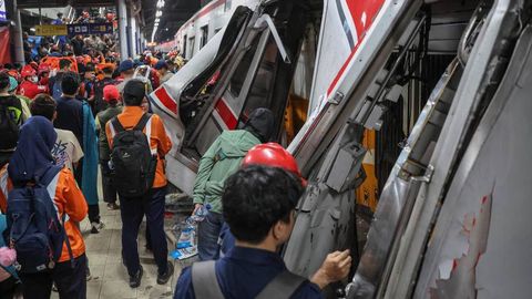 Индонезияда поездлар тўқнашувида 14 киши ҳалок бўлди (видео)