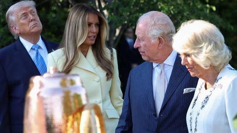 Трамп Британия қироли ва қироличаси билан учрашувда протокол қоидаларини қўпол бузди (фото)