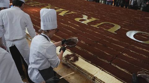 Londonda to‘rtta futbol maydonidek keladigan tiramisu tayyorlandi