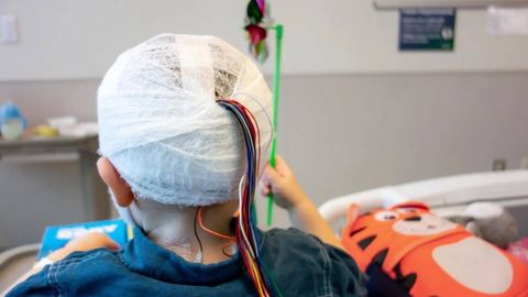 Австралияда пул учун боласининг сочи ва қошларини қириб, уни саратонга чалингандек кўрсатган аёл тўрт йилга қамалди