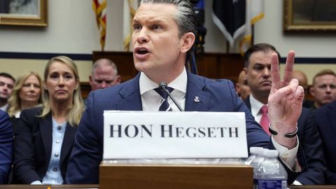 “Трампга бўлган нафратингиз кўзингизни кўр қилган”: Пит Ҳегсет демократлар билан жанжаллашди