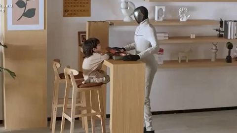 Enaga, kuryer va uy bekasi: Xitoyda yangi gumanoid robot taqdim etildi