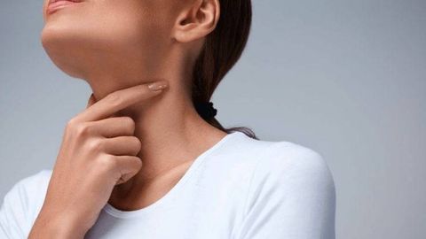 Tomoqqa bir narsa tiqilgandek tuyulsa: bu yoqimsiz holat nima sababdan yuzaga keladi?