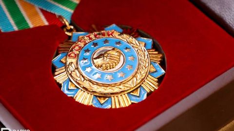 Иккинчи жаҳон урушида ўзбекистонлик аскарни ўз уйида яширган британиялик эр-хотин “Дўстлик” ордени билан мукофотланди