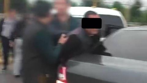 Namanganda qalbaki 10 ming dollarni sotmoqchi bo‘lgan ikki erkak ushlandi