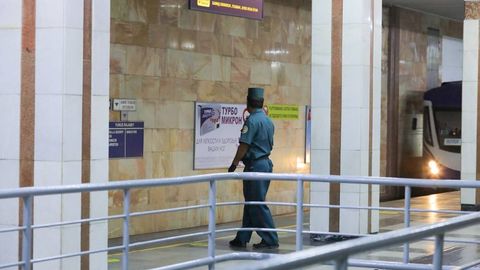 Тошкент метросида йўловчи поезд йўлига тушиб кетди