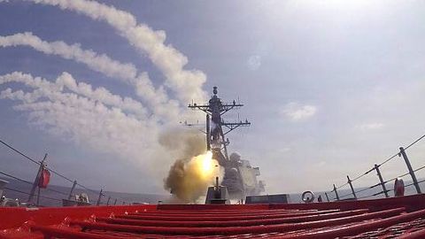 Ҳормузга кирмоқчи бўлган АҚШ ҳарбий кемасига ракеталар учирилди