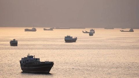 АҚШ Эронга тегишли олтита қайиқни йўқ қилди