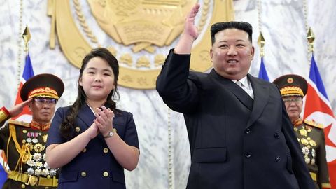 Онасининг нусхаси: Ким Чен Иннинг қизи нега катталардек кийинмоқда?