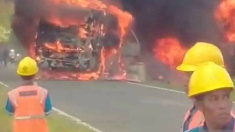 Indoneziyada avtobus va yonilg‘i tankeri to‘qnashib ketdi. 16 kishi halok bo‘ldi (video)