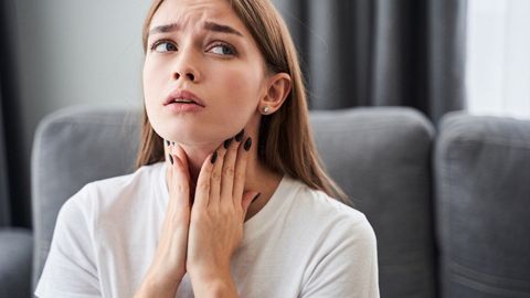 Jinsiy aloqa ogli uxlab yotgan onamni sikdi Chiroyli yigit jilmayish uchun shortisini yechdi.