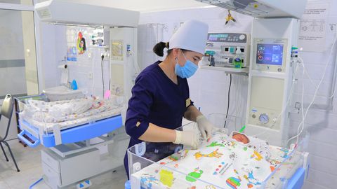 Onalar va yosh yigitlar ishtirokida porno tomosha qiling Toliq tana gozallarining porno videolari