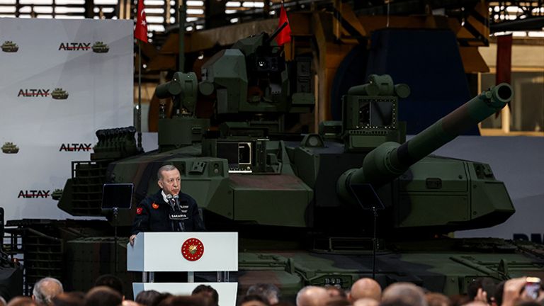 Эрдўғон Туркиянинг ўзида ишлаб чиқарилган янги Алтай танкини кўрсатди (фото)