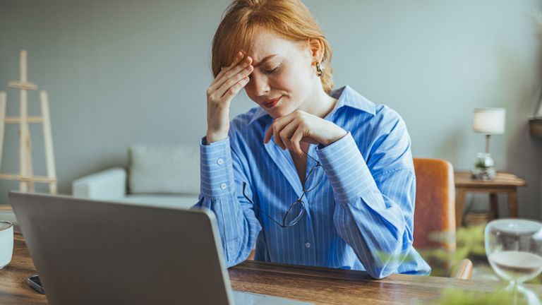 Нима учун тўсатдан ўриндан турганда одамнинг кўз олди қоронғилашиб, боши айланади?